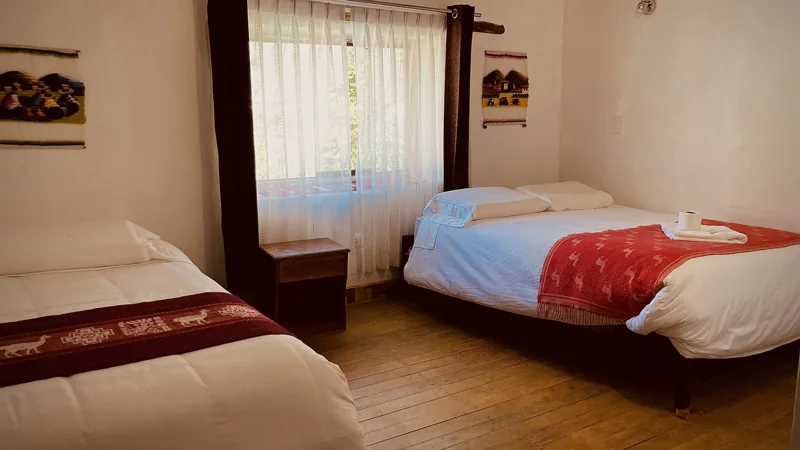Habitación doble 203 con dos camas y luz natural