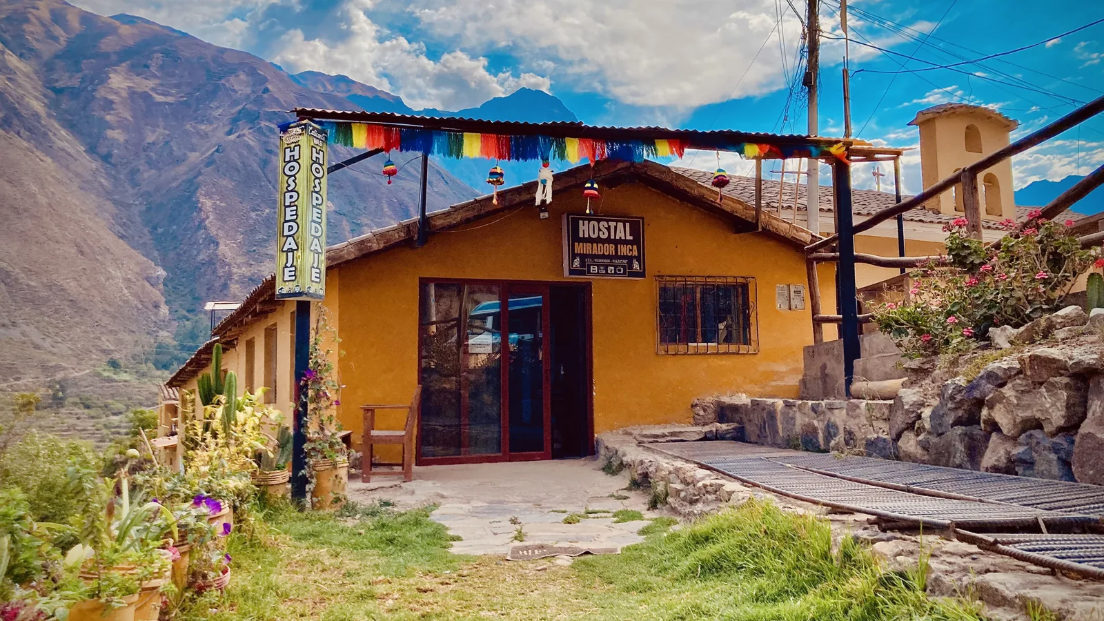 Fachada de Hospedaje Mirador Inca entre las montañas de Ollantaytambo